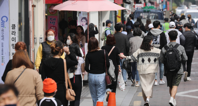 코로나19 확산세가 누그러진 가운데 15일 오후 대구 중구 동성로를 찾는 시민들의 발길이 이어지고 있다. 김영진 기자 kyjmaeil@imaeil.com