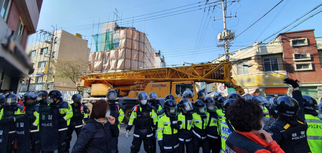 대구 동인3-1지구 주택재개발정비사업 강제철거 현장에서 집행관과 주민 간 충돌에 대비해 경찰력이 현장을 지키고 있다. 전국철거민연합회 제공