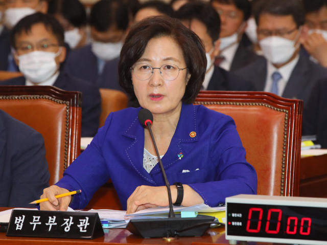 추미애 법무부 장관이 18일 국회 법제사법위원회 전체회의에서 질의에 답변하고 있다. 연합뉴스