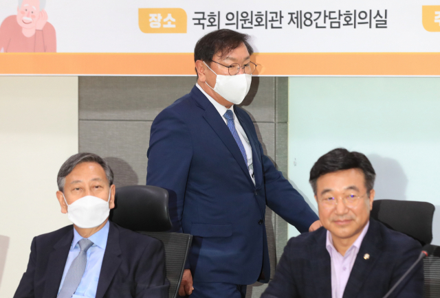 더불어민주당 김태년 원내대표가 7일 오후 서울 국회 의원회관에서 열린 국민총행복정책포럼 창립기념 세미나에 참석하고 있다. 연합뉴스