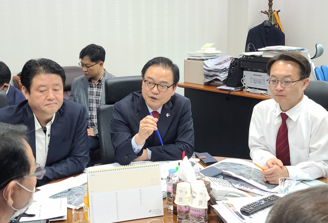 한정우(가운데) 창녕군수가 국회를 방문해 조해진(오른쪽) 국회의원과 국토교통부 관계자에게 대구산업선철도의 창녕 대합산단 연장과 관련해 설명하고 있다. 창녕군 제공