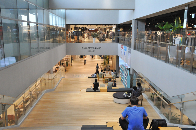 백화점에서 잠시 무더위를 피하는 