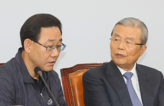 미래통합당 김종인 비상대책위원장(오른쪽)과 주호영 원내대표가 10일 국회에서 열린 비상대책위원회의에서 논의하고 있다. 연합뉴스
