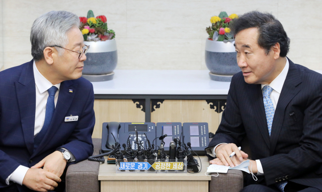 더불어민주당 이낙연 대표가 지난 30일 오전 경기도청에서 이재명 지사와 만나 간담회를 갖고 있다. 연합뉴스