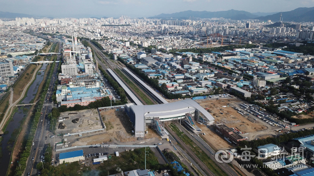 대구산업선(서대구고속철역~국가산업단지)과 대구권 광역철도(구미역~경산역)의 신규 역사 입지를 두고 대구시와 주민들 간의 공방이 거세다. 20일 서대구고속철역사 주변 모습. 우태욱 기자 woo@imaeil.com