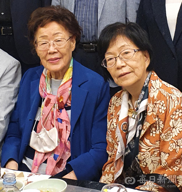 이용수 할머니와 오카다 세스코 할머니.