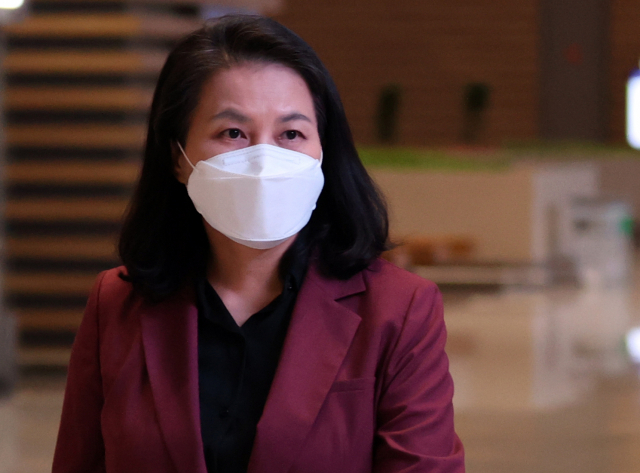 세계무역기구(WTO) 사무총장 선거 1차 라운드를 통과한 유명희 산업통상자원부 통상교섭본부장이 27일 오전 2차 라운드 선거운동을 위해 인천국제공항을 통해 유럽으로 출국하고 있다. 유 본부장은 오는 27일부터 10월 2일까지 스위스 제네바와 스웨덴을 방문해 WTO 회원국을 대상으로 지지교섭 활동을 벌인다. 연합뉴스