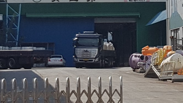 지난 13일 오후 포항시 남구 대송면 A공장 창고에서 폐기물을 싣고 나갈 준비를 하고 있는 차량 모습. 배형욱 기자