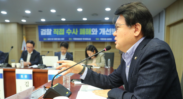더불어민주당 황운하 의원이 지난 12일 오전 서울 여의도 국회 의원회관에서 열린