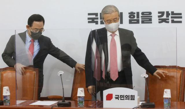 국민의힘 김종인 비상대책위원장, 주호영 원내대표가 29일 오전 서울 여의도 국회에서 열린 비상대책위원회 회의에 참석하고 있다. 연합뉴스