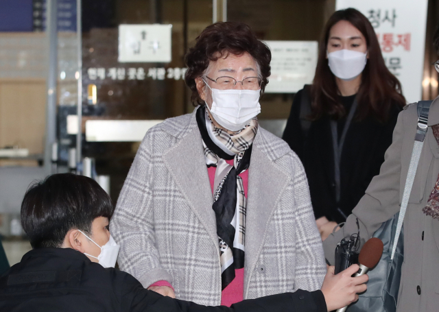 일본군 위안부 피해자 이용수 할머니가 지난 11일 오후 서울 서초구 서울중앙지법에서 열린 일본 정부 상대 손해배상 청구 소송 마지막 변론기일에 증인으로 출석한 뒤 법정을 나서고 있다. 연합뉴스
