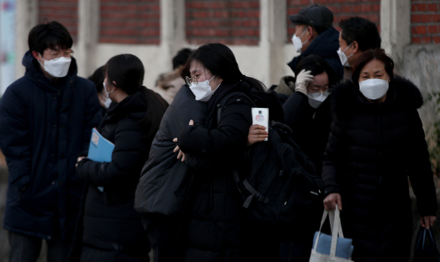 각 대학의 2021학년도 대입 정시모집 원서 접수 기간은 7~11일 중 3일 이상이다. 수능시험 성적을 잘 분석해 자신에게 유리한 지원 전략을 세워야 할 시점이다. 수능시험이 치러진 지난달 3일 대구여고 시험장으로 향하는 수험생을 어머니가 격려하는 모습. 매일신문 DB
