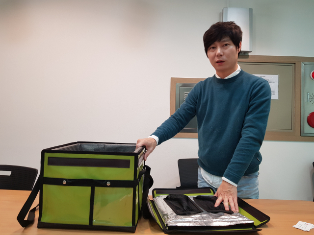 갈승훈 에임트 대표가 진공 단열재가 적용된 친환경 보냉박스에 대해 설명하고 있다. 매일신문 DB