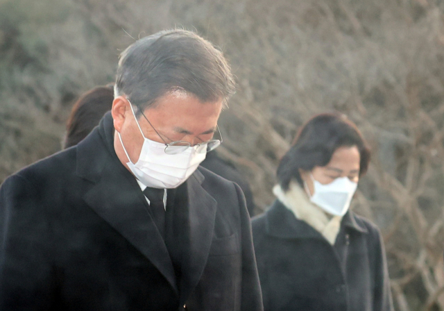 문재인 대통령이 지난 2일 서울 동작구 국립서울현충원에서 참배하고 있다. 오른쪽은 추미애 법무부 장관. 연합뉴스