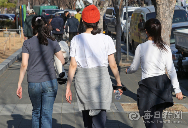 대구 낮 최고 기온이 24.4도 까지 올라 2월 역대 최고 기온을 기록한 21일 오후 대구 두류공원에서 시민들이 반팔 옷이나 가벼운 옷차림으로 산책을 즐기고 있다. 대구기상청은 23일부터 평년 기온으로 다시 내려가겠다고 전망했다. 성일권 기자 sungig@imaeil.com