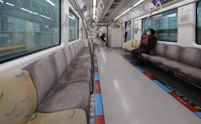 코로나19로 전체 승객이 줄면서 작년 대구도시철도 무임손실액도 사상 처음 감소를 기록했다. 16일 오후 대구 도시철도 3호선 열차가 승객들이 없어 한산한 모습의 열차 모습. 매일신문 DB