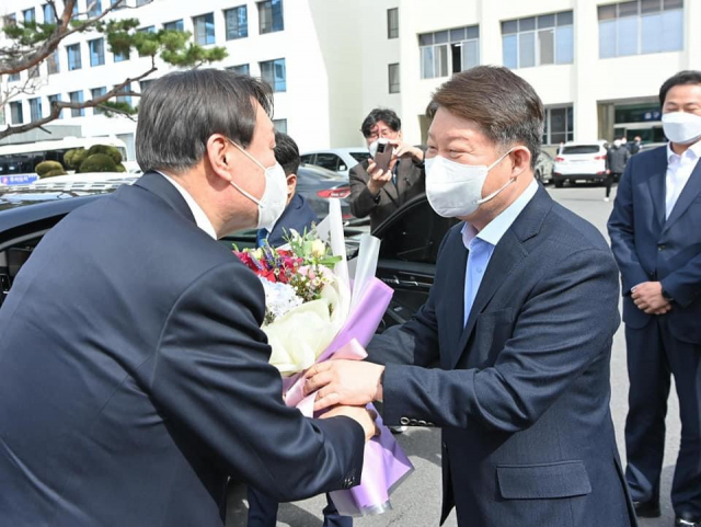 3일 오후 대구지방검찰청 정문 앞 도로에서 윤석열 검찰총장과 권영진 대구시장이 인사를 나누고 있다. 권영진 시장 페이스북.