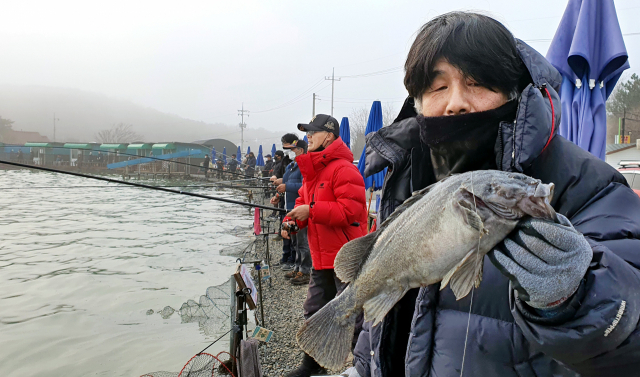 서울에서 온 상춘식씨가 잡아 올린 사이즈가 큰 우럭을 들어보이고 있다.