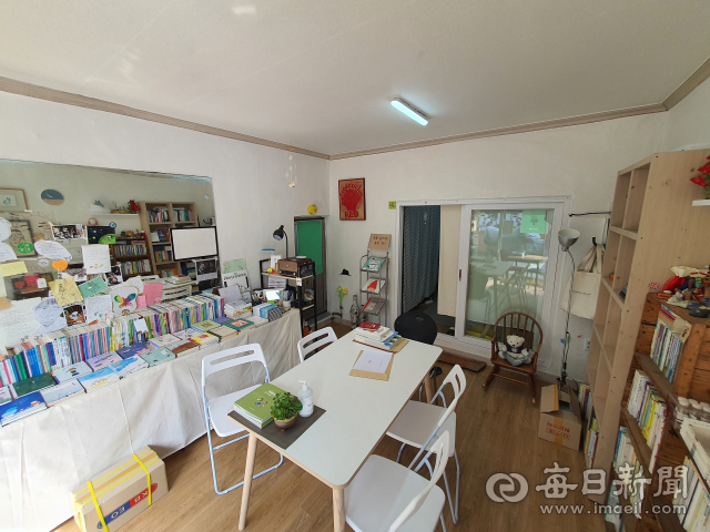 동시집 전문 동네책방, 브로콜리숲의 내부. 김태진 기자