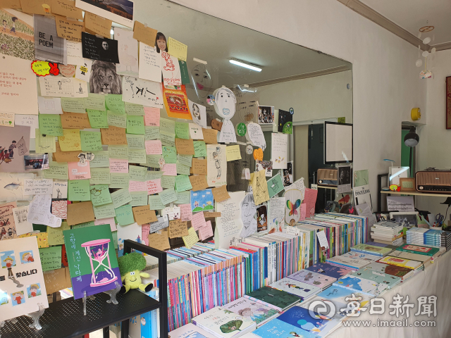 동시집 전문 동네책방, 브로콜리숲의 내부. 김태진 기자