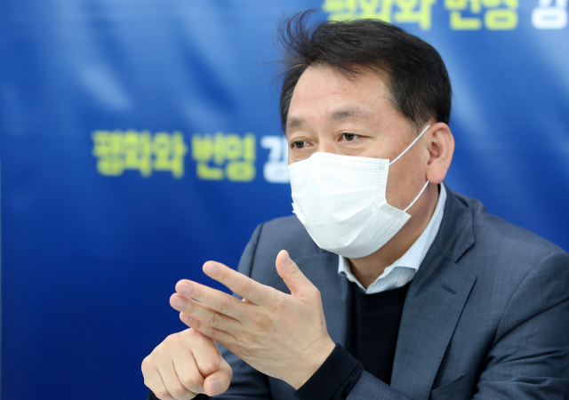 더불어민주당 이광재 의원이 지난 16일 강원도청에서 기자들과 만나 강원도형 지역 균형 뉴딜 발전 방향을 설명하고 있다. 연합뉴스