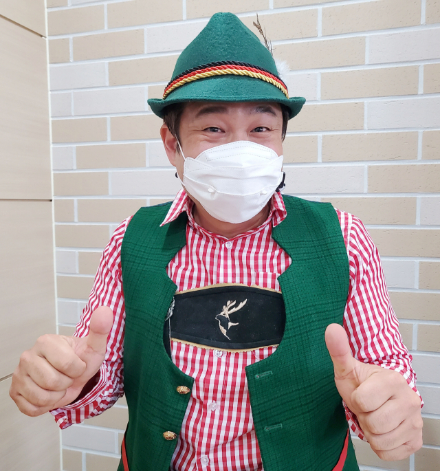 3일 오후 대구 계명문화대 사회과학과 5층에서 만난 박상철 교수가 요들송을 부르고 있다. 이통원 기자. tong@imaeil.com