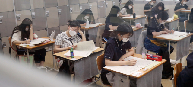 문·이과 통합 체제로 시행되는 2022학년도 대학수학능력시험의 첫 모의평가가 실시된 3일 오전 대전 서구 괴정고등학교에서 학생들이 제1교시 문제를 풀고 있다. 연합뉴스