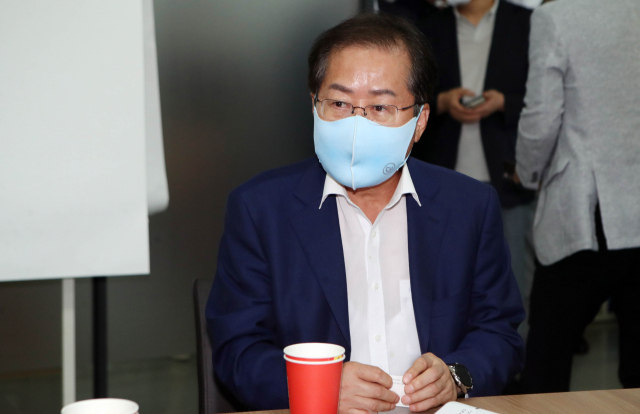 국민의힘 대권주자인 홍준표 의원이 6일 오후 대구경북디자인센터에서 열린 청년4.0포럼에서 특강을 하기에 앞서 포럼관계자들과 얘기를 나누고 있다. 연합뉴스