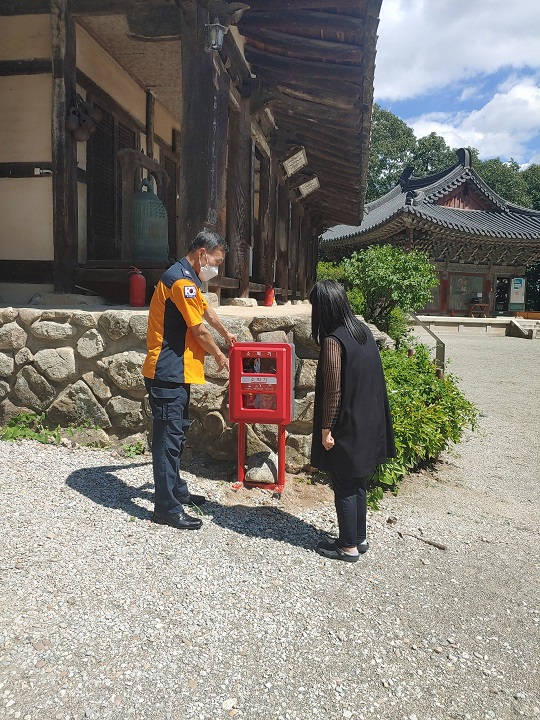 경북 구미소방서는 구미 사찰 도리사와 대둔사에 공공소화기 각 3개씩을 설치해 화재 대비에 나섰다고 10일 밝혔다.구미소방서 제공