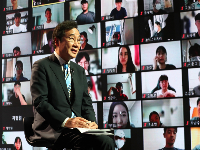 더불어민주당 이낙연 대선 경선 후보가 16일 서울 강남구 한 소극장에서 전국 청년 100명과 화상으로 연결해 