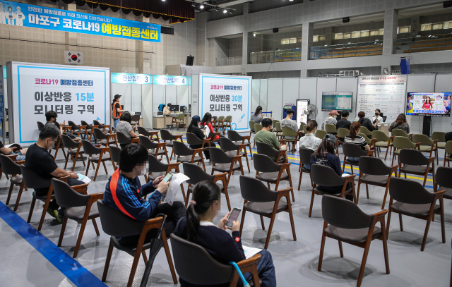 전국의 접종 기관에서 교육·보육종사자 51만6천 명에 대한 화이자 백신 2차 접종이 시작된 1일 오전 서울 마포구 마포구민체육센터에 마련된 신종 코로나바이러스 감염증(코로나19) 예방접종센터에서 화이자 백신 접종을 마친 시민들이 이상반응 관찰구역에서 대기하고 있다.연합뉴스