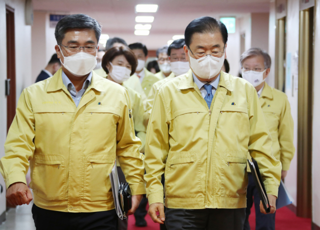 서훈 국가안보실장 주재로 국가안전보장회의(NSC) 상임위원회 긴급회의에 참석했던 서욱 국방부 장관(왼쪽)과 정의용 외교부 장관이 28일 정부서울청사에서 열린 국무회의에 참석하고 있다. 연합뉴스