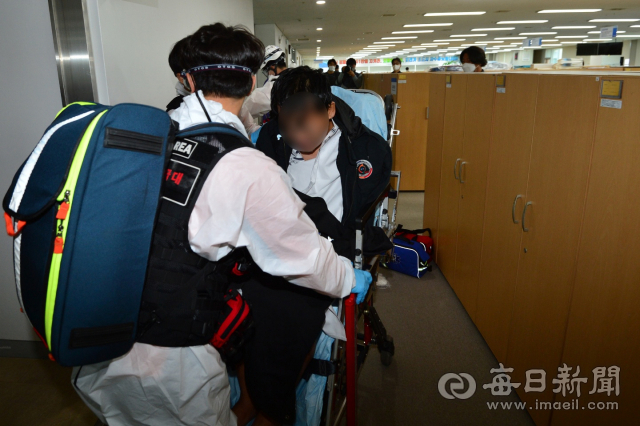 포항시청 유독물질 테러가 발생한 지난 29일 피해자인 공무원이 구급대원에 의해 응급치료 후 병원으로 후송되고 있다. 독자제공