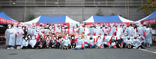 국민의힘 대구시당(위원장 추경호)이 19일 사랑 나눔 김장담그기 행사를 열었다. 국민의힘 제공