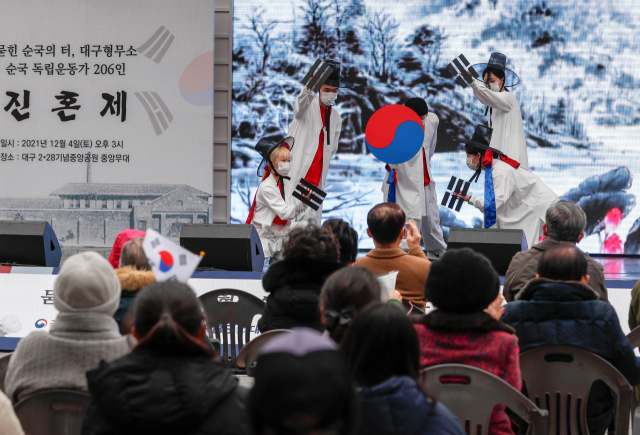 일제 강점기에 옛 대구감옥(형무소)에서 순국한 애국지사 206명의 넋을 기리는 진혼제가 4일 2.28기념중앙공원에서 열린 가운데 추모춤이 펼쳐지고 있다. 독립운동정신계승사업회(상임대표 우대현)가 마련한 이번 행사는 항일운동을 하다 대구형무소에 투옥돼 생을 마감한 애국지사들을 추모하는 다양한 공연과 추모사로 진행됐다. 우태욱 기자 woo@imaeil.com