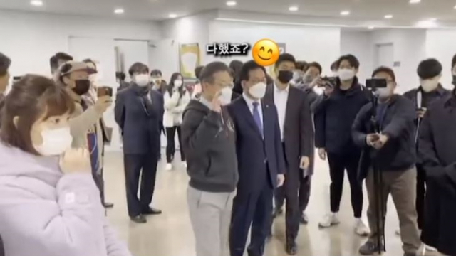 지난 7일 서울대를 방문한 이재명 더불어민주당 후보가 차별금지법 제정을 요구하는 청년들 앞에서 