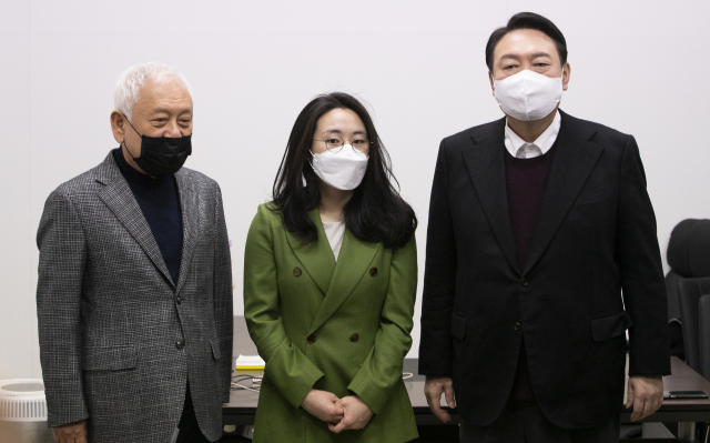 국민의힘 윤석열 대선 후보(오른쪽부터), 새시대준비위원회 수석부위원장으로 영입된 신지예 한국여성정치 네트워크 대표, 김한길 새시대준비위원회 위원장이 20일 서울 여의도 새시대준비위원회 사무실에서 열린 영입인사 환영식에서 기념촬영을 하고 있다. 연합뉴스