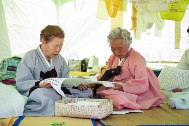 안동 내방가사와 하회 선유줄불놀이가 문화재청이 주관하는 각종 미래 무형문화유산 발굴 육성사업에 선정돼 보존과 전승의 체계화사업이 추진된다. 사진은 내방가사 경창대회 모습. 매일신문 D/B