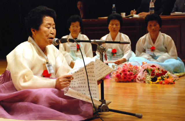 안동 내방가사와 하회 선유줄불놀이가 문화재청이 주관하는 각종 미래 무형문화유산 발굴 육성사업에 선정돼 보존과 전승의 체계화사업이 추진된다. 사진은 내방가사 경창대회 모습. 매일신문 D/B
