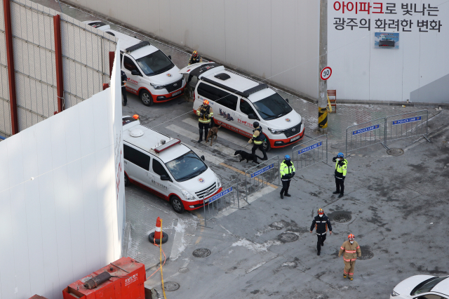 광주 서구 화정아이파크 주상복합아파트 붕괴 사고 사흘째를 맞은 13일 오전 실종자 6명을 찾기 위한 수색견이 현장에 투입되고 있다. 연합뉴스