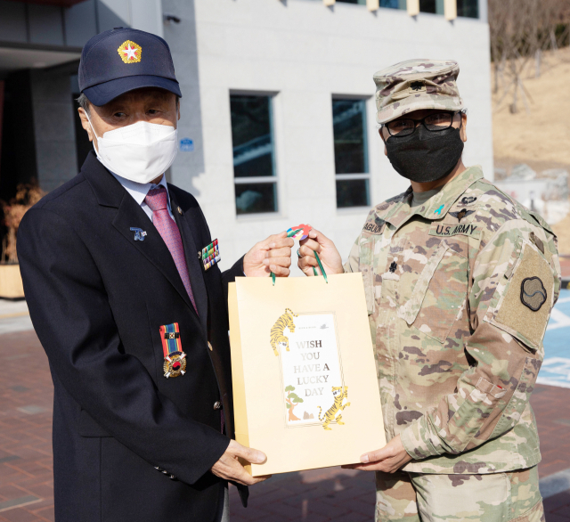 애구언 로메인 엠(오른쪽) 498 전투지원대대장이 박덕용 6·25참전유공자회 칠곡군지회장에게 선물을 전달하고 있다. 칠곡군 제공