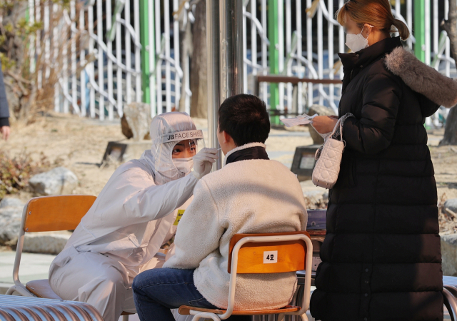 대구시교육청은 지난 7일부터 다음 달 4월까지 학교로 찾아가는 이동형 PCR검사팀을 운영한다. 8일 오전 대구의 한 초등학교에서 이동형 PCR검사팀이 한 학생을 상대로 검체 채취를 하고 있다. 대구시교육청 제공
