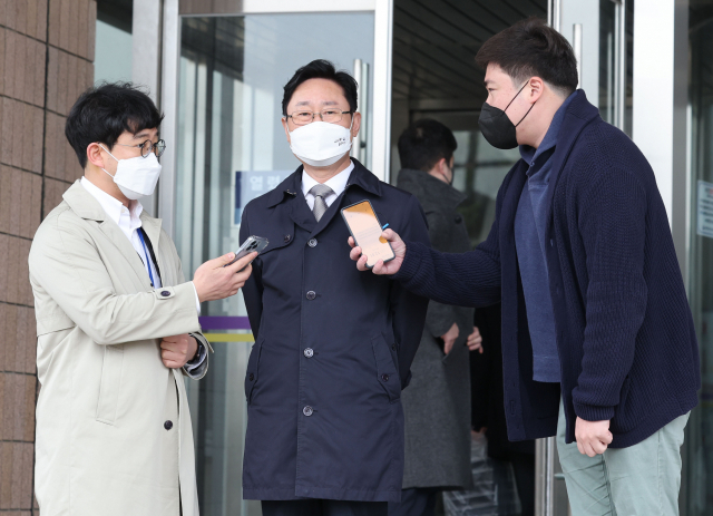 대통령직인수위원회 정무사법행정분과가 오늘 예정됐던 법무부 업무보고를 유예한다고 밝힌 24일 박범계 법무부 장관이 24일 정부과천청사 법무부를 나서며 취재진의 질문에 답하고 있다. 박 장관은 인수위의 통보에 대해 