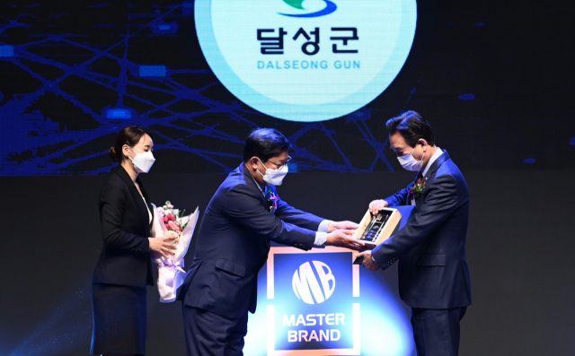 김문오(오른쪽) 달성군수가 19일 대한민국 대표 브랜드 문화관광 부문 대상을 받고 있다. 달성군 제공