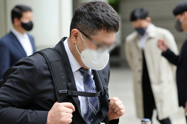 대장동 개발사업 특혜·로비 의혹 사건과 관련해 불구속 기소된 정영학 회계사가 지난달 29일 오후 서울 서초구 서울중앙지방법원에서 오후에 속개되는 1심 속행 공판에 출석하기 위해 법정으로 향하고 있다. 연합뉴스