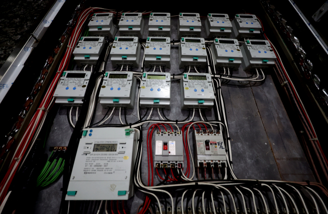 15일 서울 시내 한 주택가에 설치된 전기 계량기의 모습. 연합뉴스