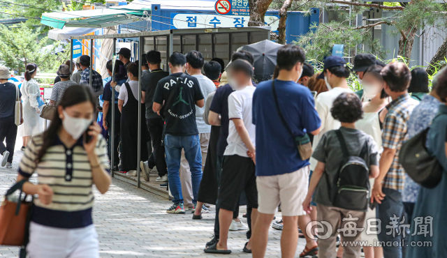 국내 코로나19 누적 확진자가 2천만 명을 돌파한 3일 오후 대구 달서구보건소 선별진료소에서 시민들이 PCR검사를 받기 위해 줄을 서고 있다. 이날 11만 9922명의 확진자가 추가되면서 누적 확진자는 2천5만2305명을 기록, 지난 2020년 1월20일 국내 첫 확진자 발생 이후 약 2년7개월 만에 2천만 명을 넘어섰다. 안성완 기자 asw0727@imaeil.com