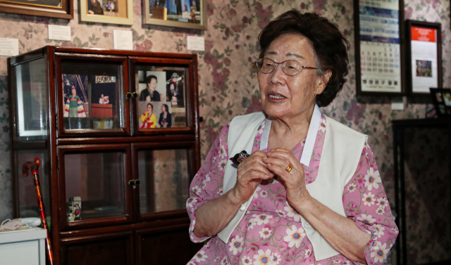 제77회 광복절을 맞아 지난 10일 오후 대구 중구 희움 역사관에서 일본군 위안부 피해자 이용수 할머니가 매일신문과 인터뷰를 하고 있다. 안성완 기자 asw0727@imaeil.com