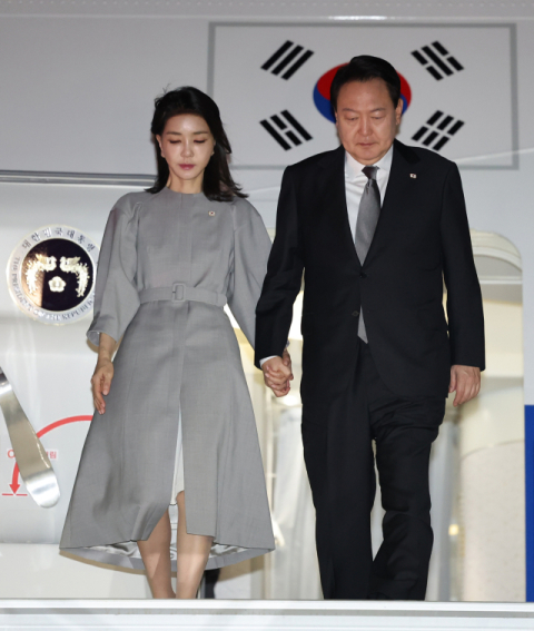 윤석열 대통령과 김건희 여사가 19일(현지시간) 미국 뉴욕 존 F. 케네디 국제공항에 도착, 공군 1호기에서 내리고 있다. 연합뉴스