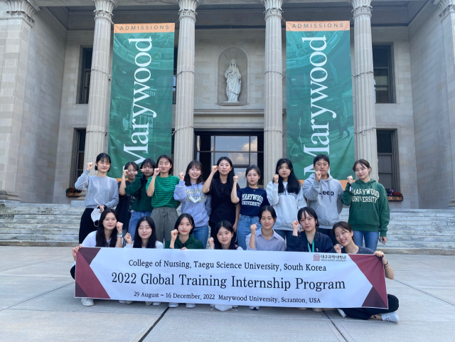 대구과학대 간호학과 학생들이 미국 메리우드대학교(Marywood University)에서 기념촬영을 하고 있다. 대구과학대 제공